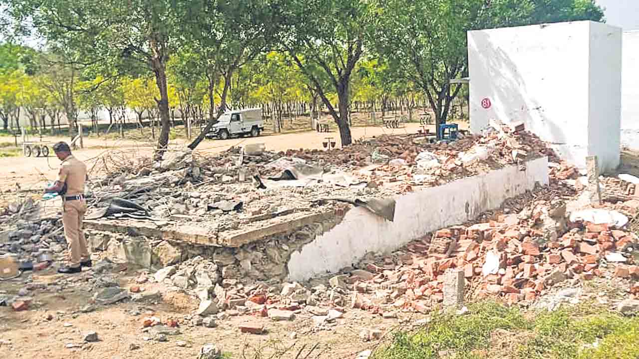 బాణసంచా ఫ్యాక్టరీలో పేలుడు.. ఆరుగురి మృతి