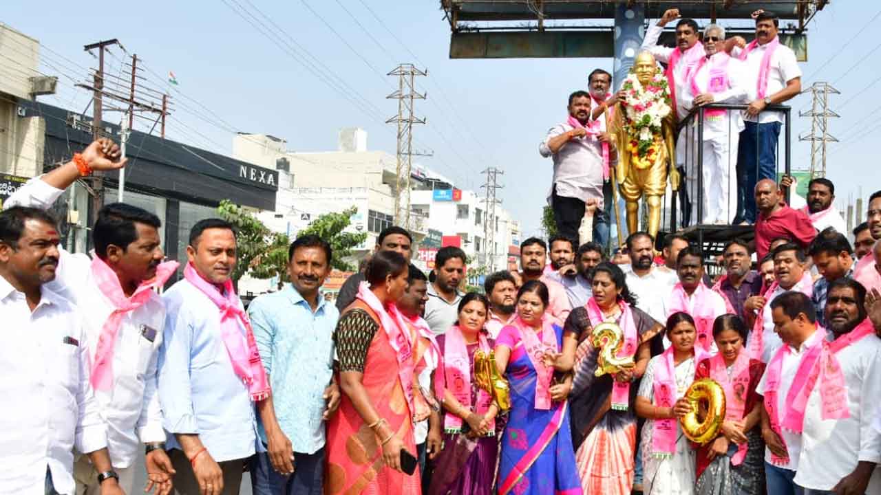 BRS | కాంగ్రెస్‌ 420 హామీలపై బీఆర్‌ఎస్‌ ఆగ్రహం.. గాంధీ విగ్రహాలకు వినతిపత్రాలు అందజేత