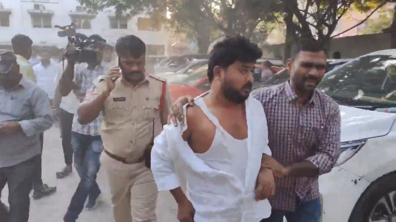 Gandhi Bhavan | గాంధీ భ‌వ‌న్‌లో కొట్టుకున్న యూత్ కాంగ్రెస్ నేత‌లు