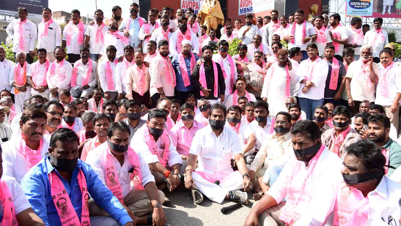 గాంధీ విగ్రాహానికి వినతుల వెల్లువ.. రేవంత్కు మంచి బుద్ధి ప్రసాదించాలని బీఆర్ఎస్ శ్రేణుల విజ్ఞప్తి