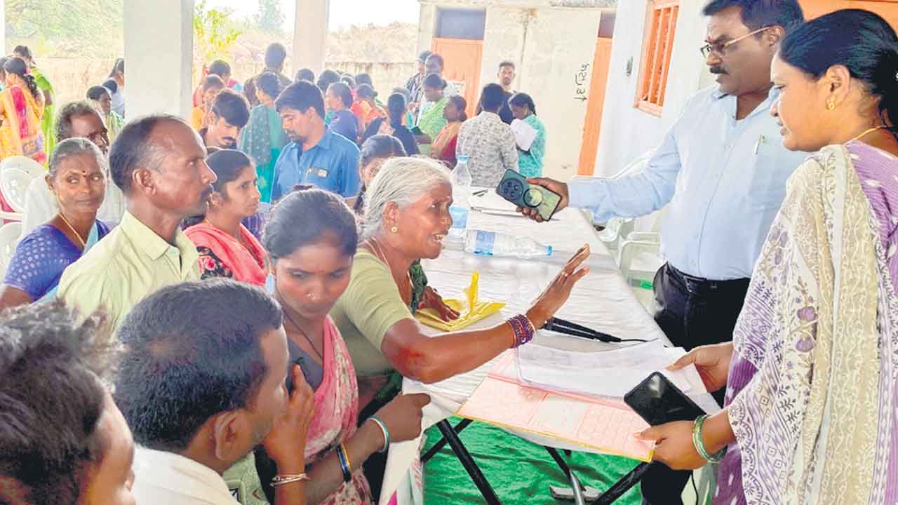 మూడోరోజూ గ్రామసభల్లో తిరగవడ్డ జనం