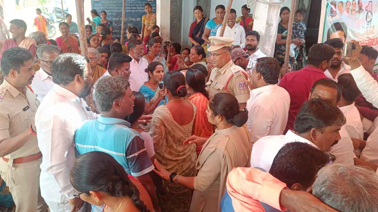 Telangana | యుద్ధ క్షేత్రాలను తలపిస్తున్న గ్రామసభలు.. ఇల్లు రాలేదని అడిగితే కొడుతున్న కాంగ్రెస్‌ నాయకులు : వీడియో