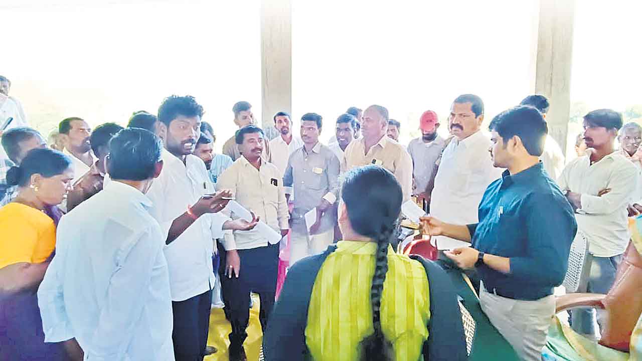 గ్రామసభలో జనాగ్రహానికి.. ఎక్కడికక్కడ నిరసనలు.. నిలదీతలు