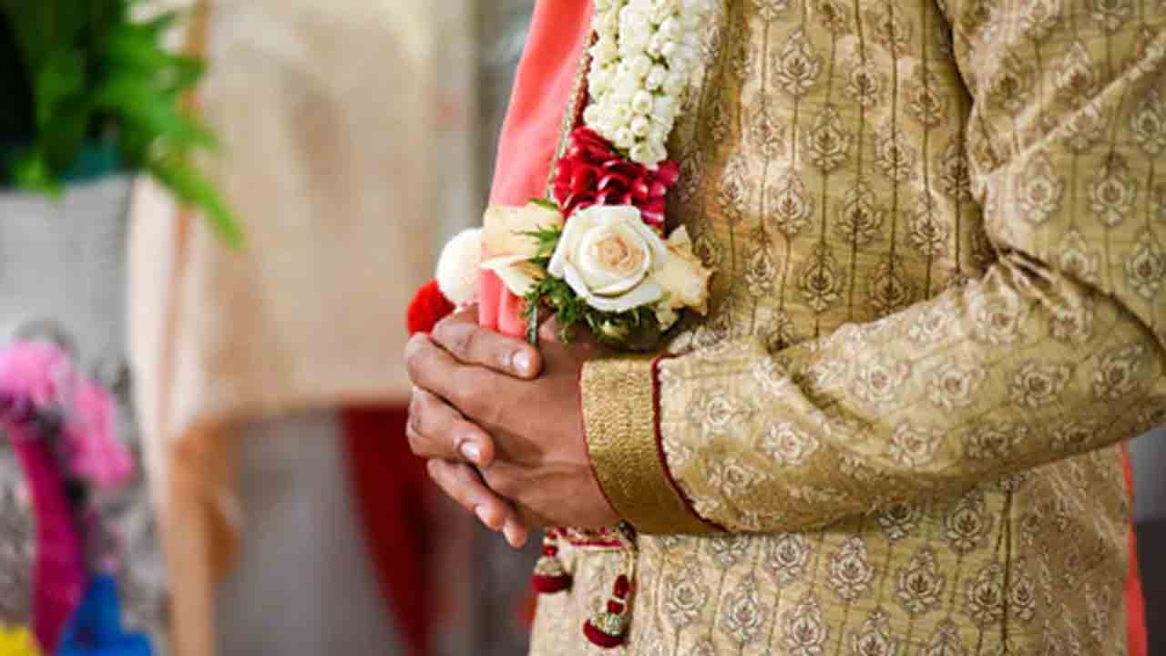 Groom Stunned As No Wedding | కనిపించని పెళ్లి ఏర్పాట్లు.. ఊరేగింపుగా చేరుకున్న వరుడు షాక్‌