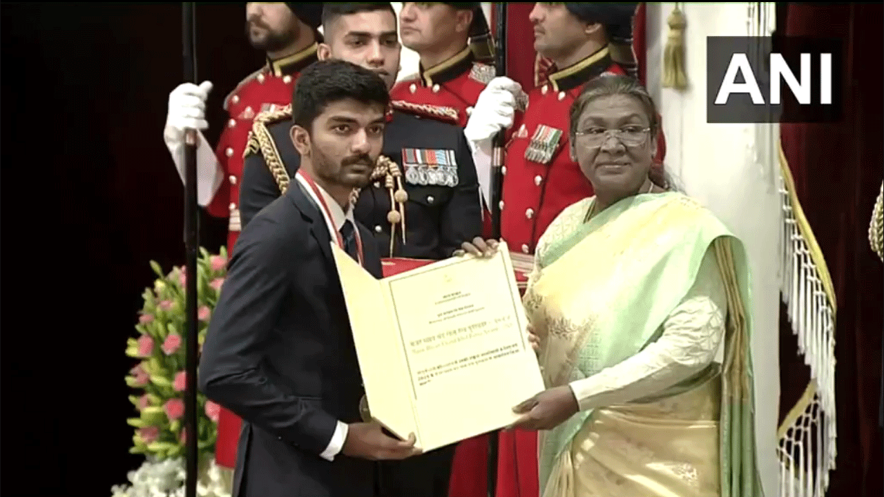 Khel Ratna: రాష్ట్ర‌ప‌తి చేతుల మీదుగా ఖేల్ ర‌త్న అందుకున్న షూట‌ర్ మ‌నూభాక‌ర్‌, చెస్ చాంపియ‌న్ గుకేశ్‌