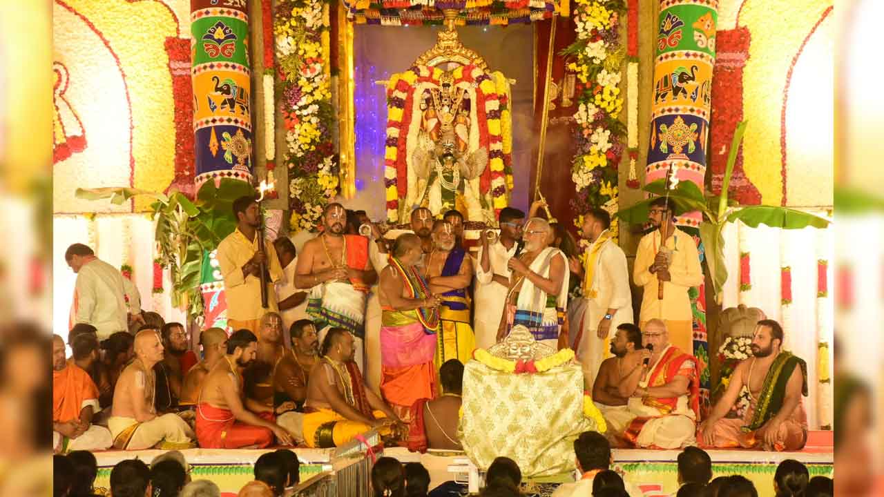 Yadagirigutta | ముక్కోటి పర్వదినం.. యాదగిరిగుట్టకు పోటెత్తిన భక్తజనం