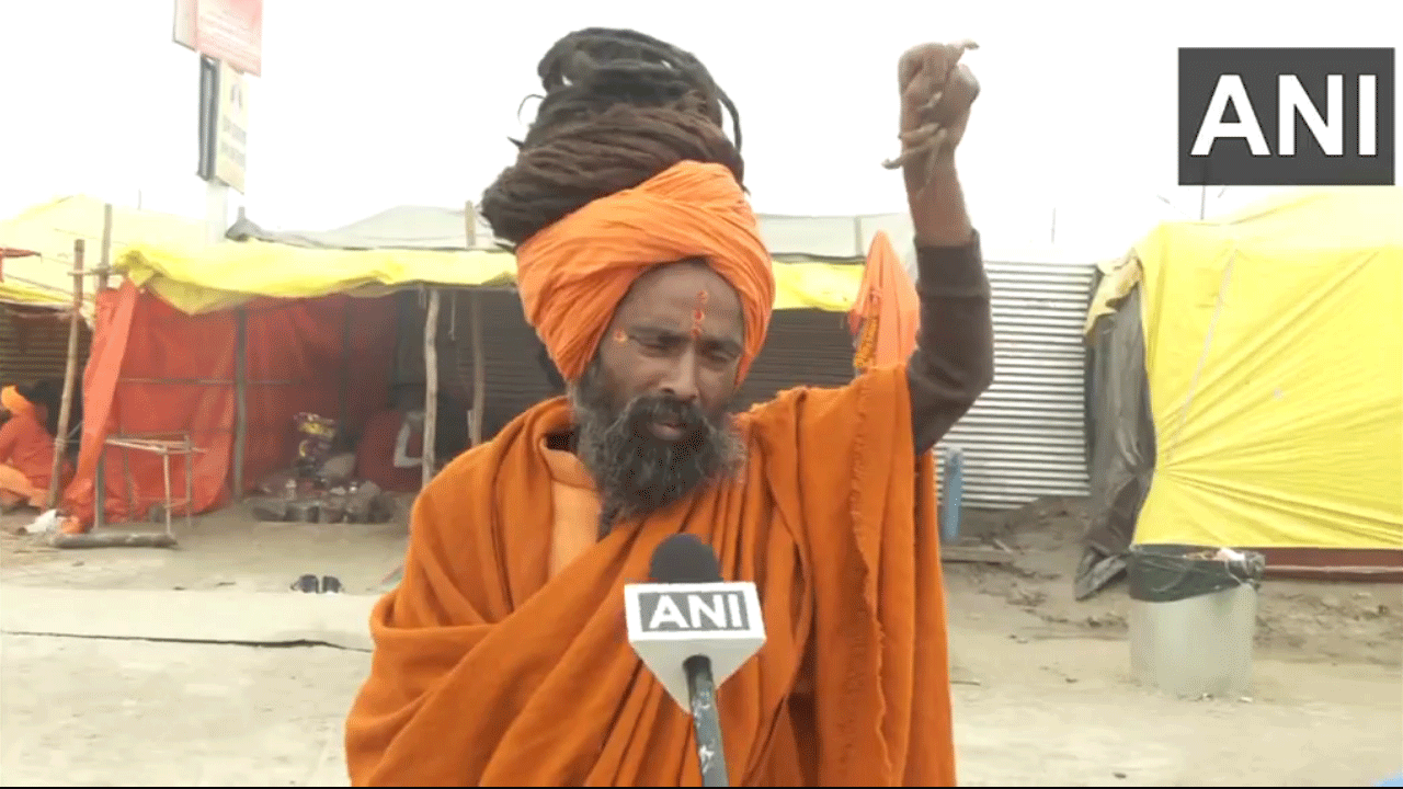 Prayagraj Maha Kumbh: 5 ఏళ్లుగా చేయి లేపి ఉంచిన సాధువు.. ప్రయాగ్రాజ్కు క్యూకట్టిన బాబాలు