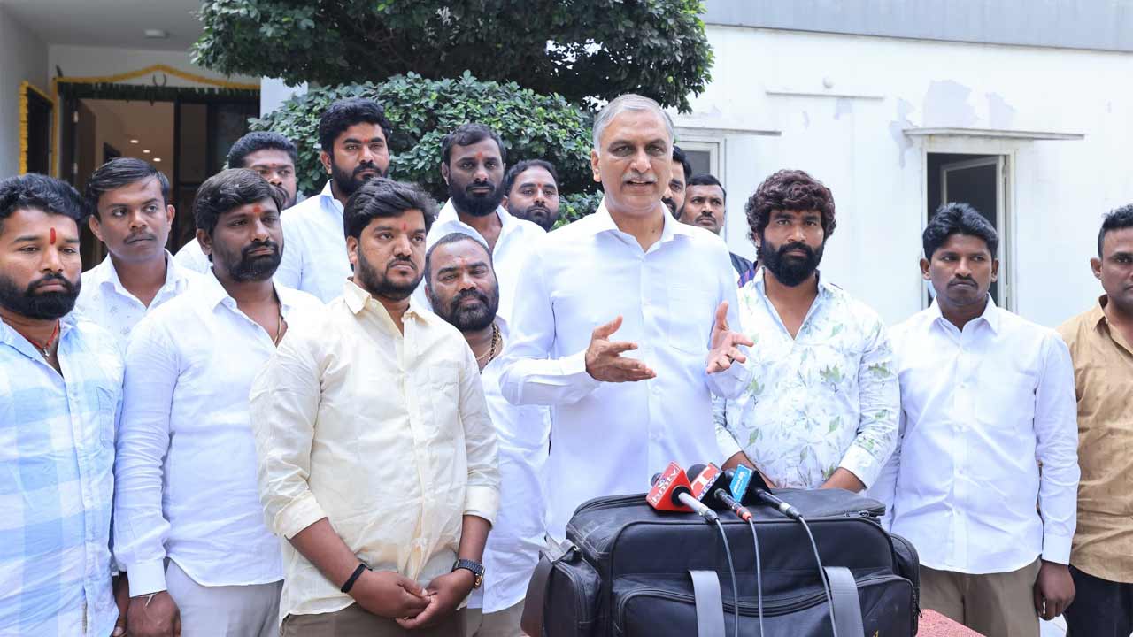 Harish Rao | కౌశిక్ రెడ్డి ప్రశ్నించడంలో తప్పేముంది.. ముందు కక్ష సాధింపులు మానుకోండి: హరీశ్రావు