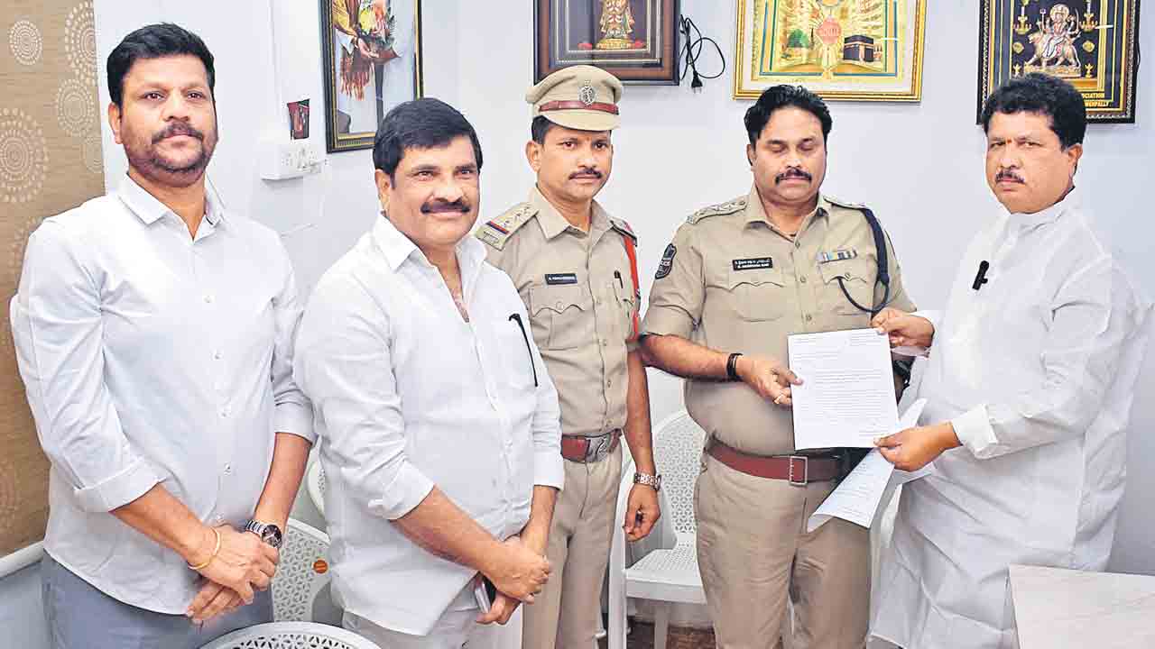 రసాభాసగా వేలం పాట