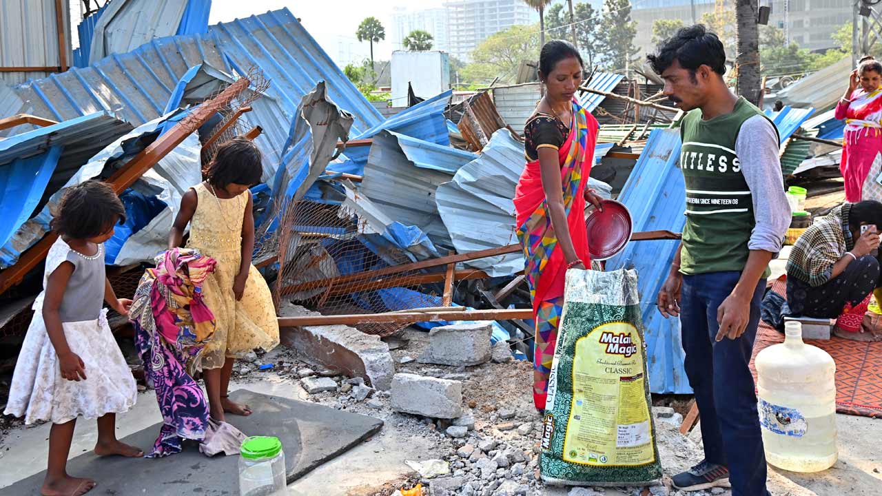 HYDRAA | ఆకలి కడుపులపైకి బుల్డోజర్‌.. ఖాజాగూడలో కలిచివేసే దృశ్యాలు