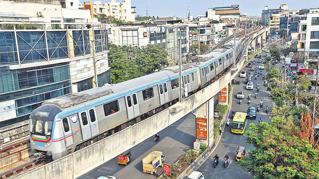 Hyderabad Metro | స్తంభించిన హైదరాబాద్‌ మెట్రో సేవలు.. ప్రయాణికుల ఇబ్బందులు