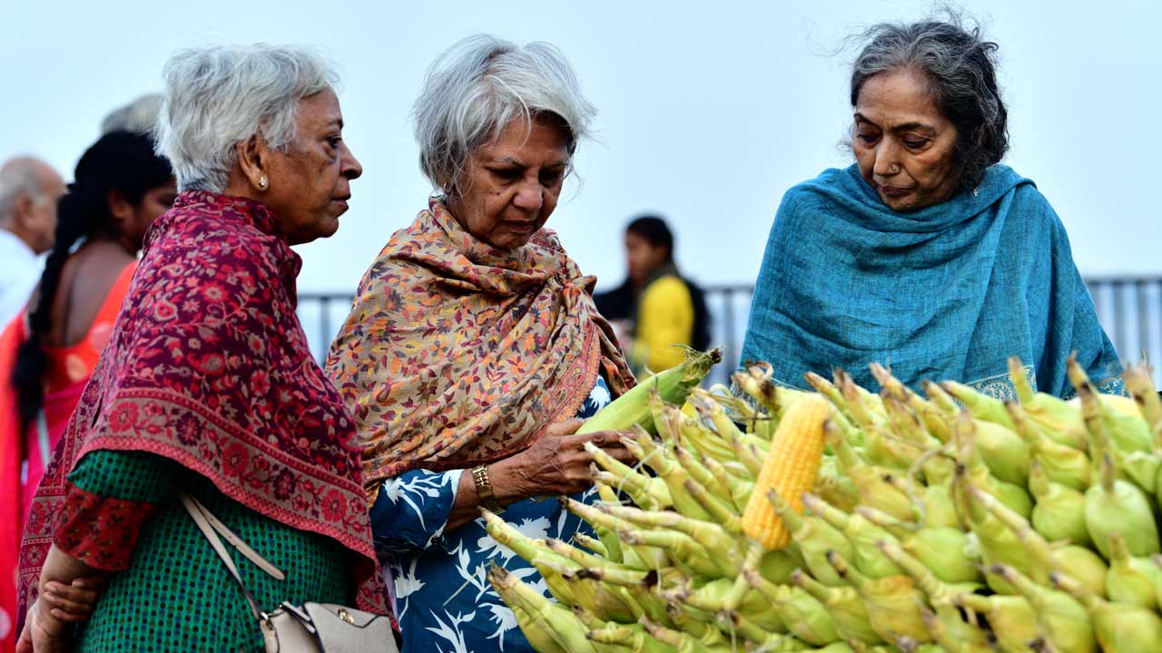 ట్యాంక్‌బండ్‌పై వేడి వేడి కంకులు కొనుక్కుంటున్న పర్యాటకులు