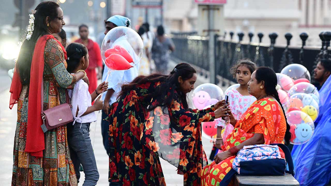 ట్యాంక్‌బండ్‌పై పర్యాటకుల సందడి