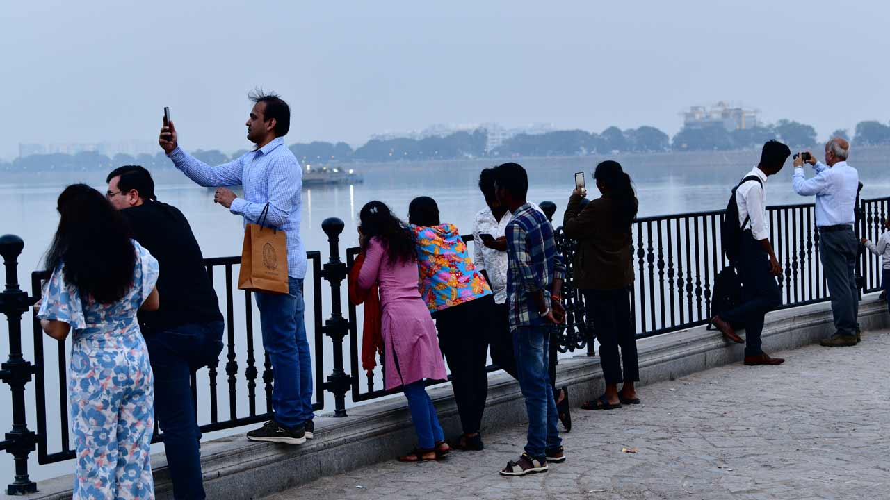 ట్యాంక్‌బండ్‌పై పర్యాటకుల సందడి