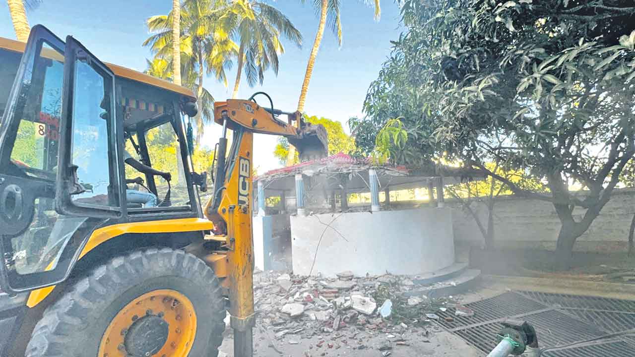 పోచారంలో హైడ్రా కూల్చివేతలు