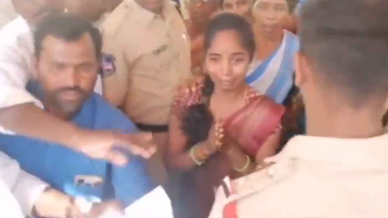 Karimnagar | గ్రామ సభలో ఏడుస్తూ అధికారుల కాళ్లు మొక్కిన మహిళ : వీడియో
