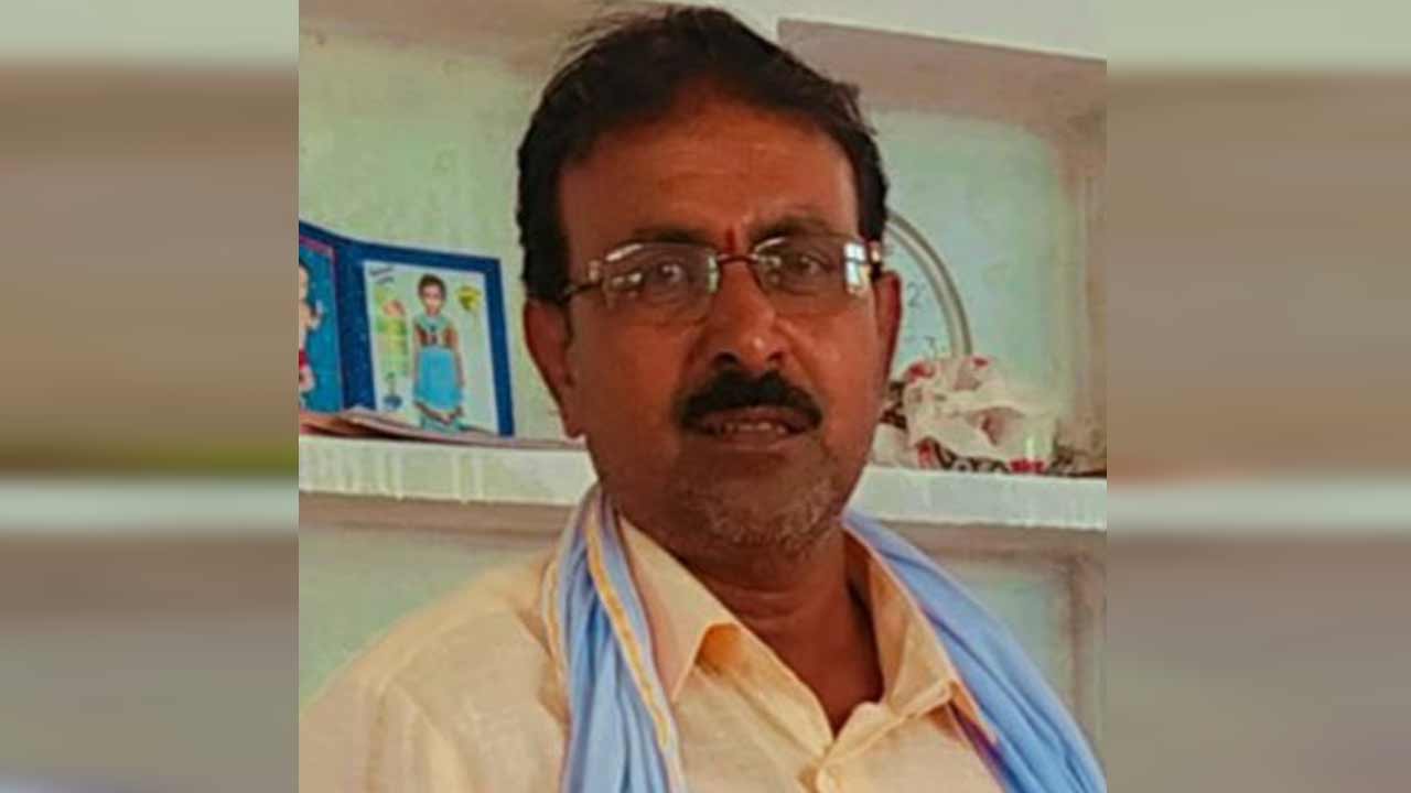 Telangana | రుణం కట్టాలని వేధింపులు.. బ్యాంకు ముందే పురుగుల మందు తాగిన రైతన్న