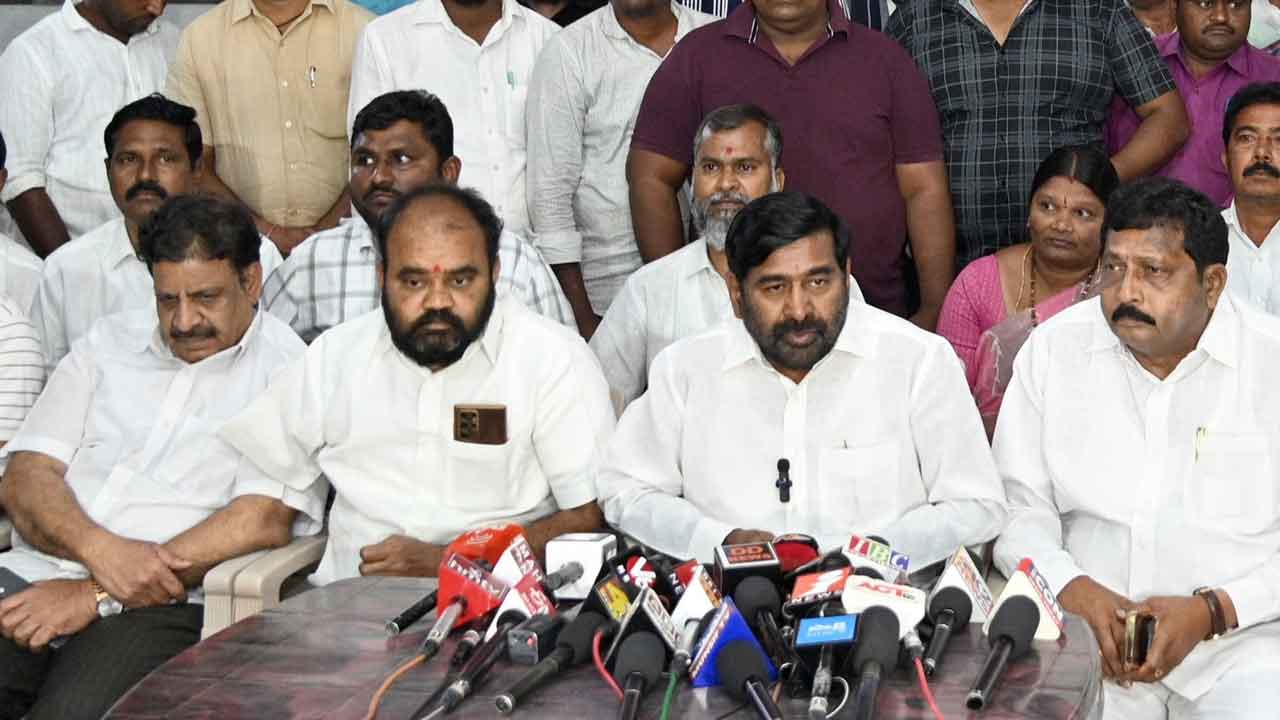 ప్రజలకు తెల్వకుండానే లబ్ధిదారుల జాబితా