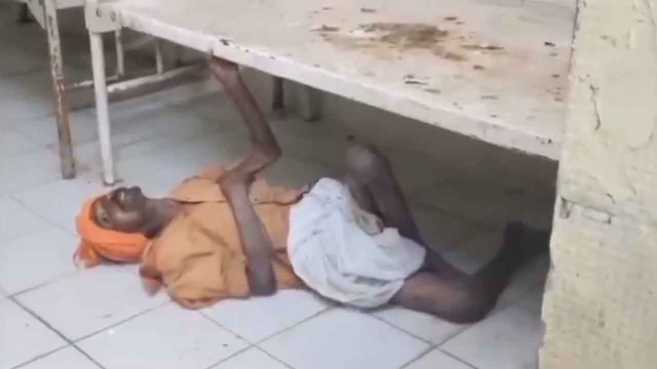 Jagithyala | ప్రభుత్వ దవాఖానలో అమానుషం.. రోగి చావు బతుకుల మధ్య ఉన్నా పట్టించుకోని సిబ్బంది : వీడియో