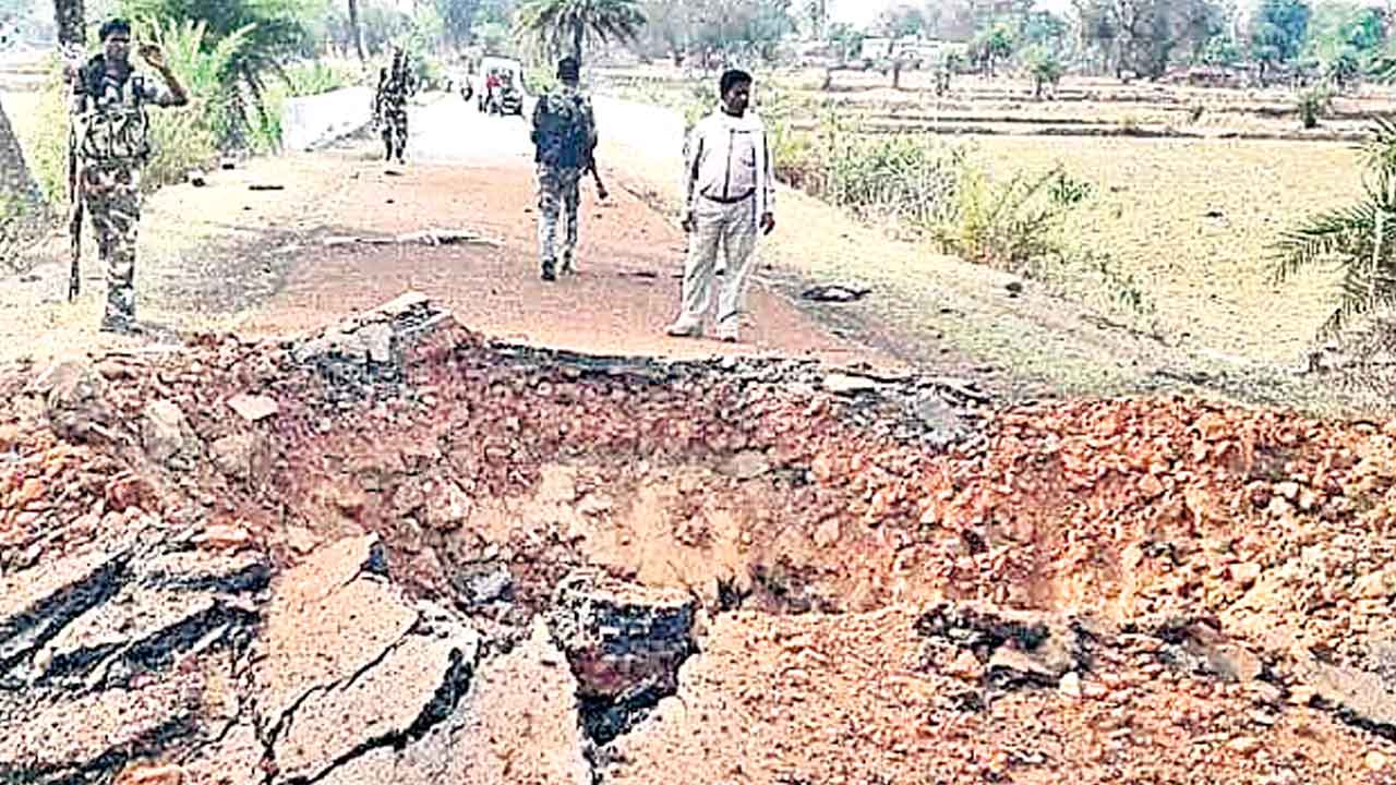 8 మంది జవాన్లు మృతి.. ఛత్తీస్‌గఢ్‌లో నక్సల్స్‌ దారుణం