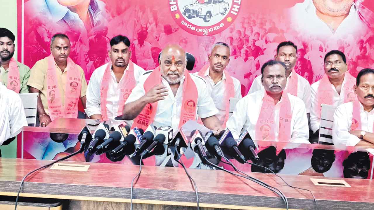 అవార్డులు పార్టీలకు సంబంధించినవి కావు