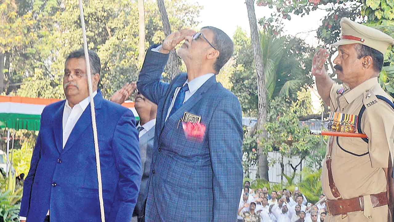 పేపర్లు లేకుండా కేసు వాదిస్తే ఏకంగా 2 వేల పేజీల నోట్స్‌!