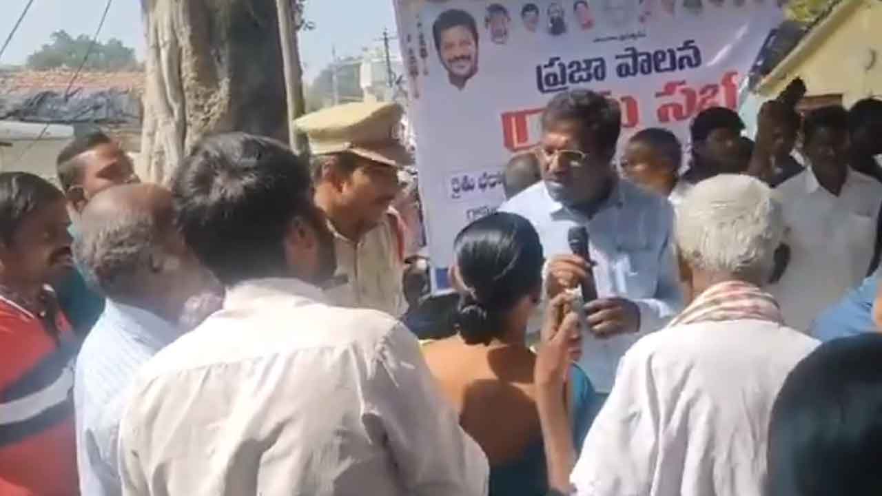 Kadiyam Srihari | కడియం ఇలాకాలో లంచాలు తీసుకొని ఇందిరమ్మ ఇండ్లు కేటాయింపు.. అడ్డుకున్న మహిళలు : వీడియో