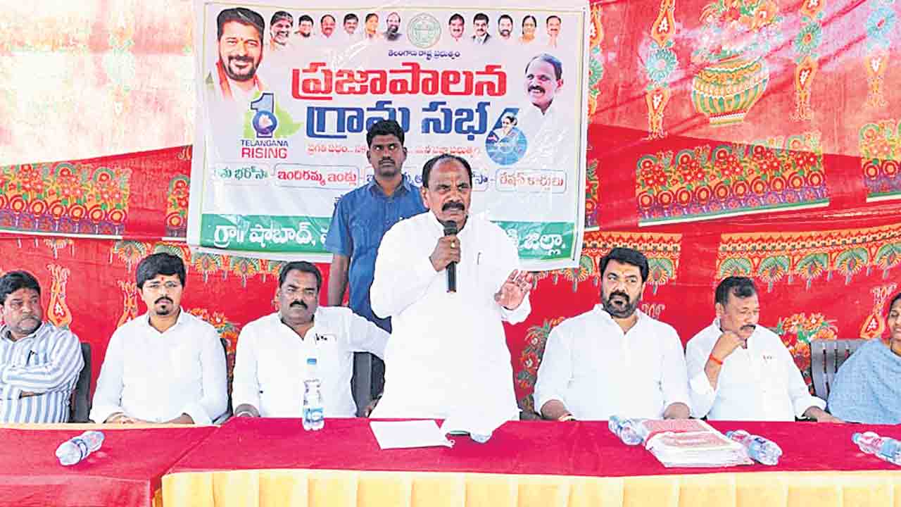 సంక్షేమ పథకాలలో పేదలకే ప్రాధాన్యత