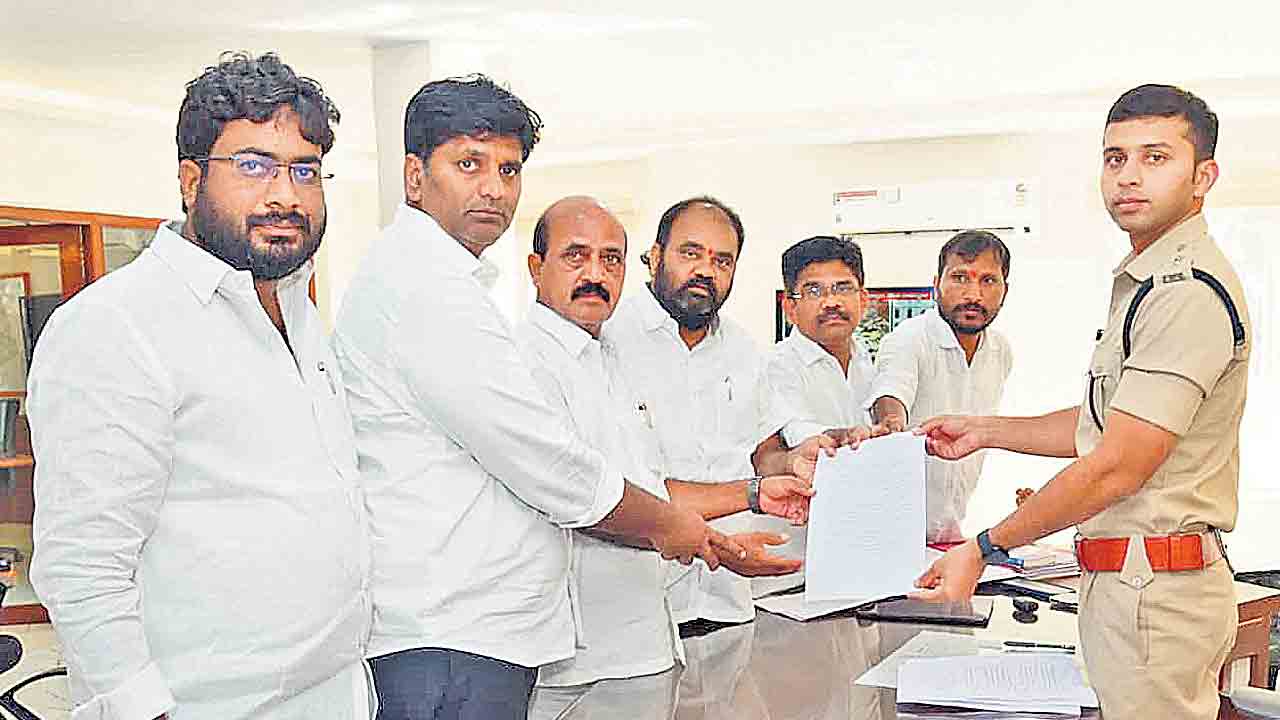 కాంగ్రెస్‌ నాయకులపై చర్యలు తీసుకోవాలి