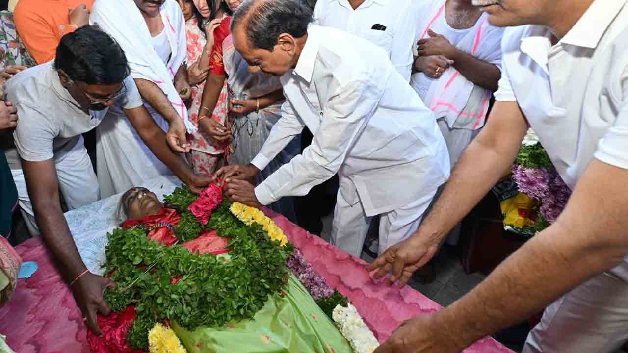 KCR | సకలమ్మ పార్థివదేహానికి కేసీఆర్‌ నివాళి.. అంతిమయాత్రలో పాల్గొన్న కేటీఆర్‌