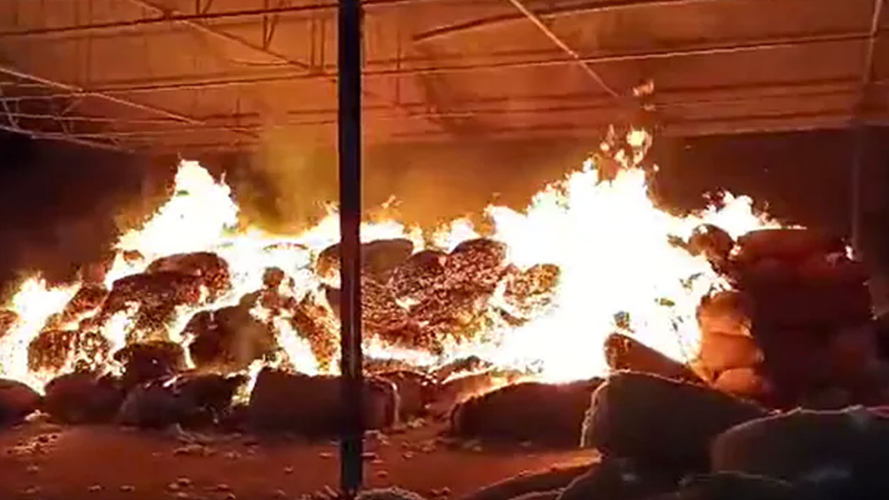 Khammam | ఖ‌మ్మం ప‌త్తి మార్కెట్‌లో భారీ అగ్నిప్ర‌మాదం