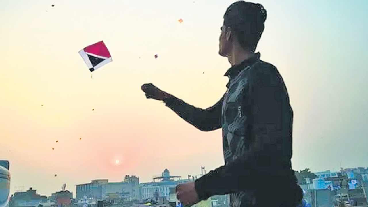 పతంగులు ఎగిరేసేటప్పుడు జాగ్రత్త