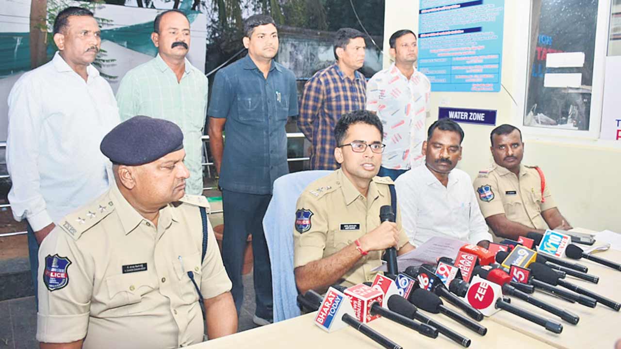 నకిలీ సర్టిఫికెట్ల తయారీ ముఠా అరెస్ట్‌