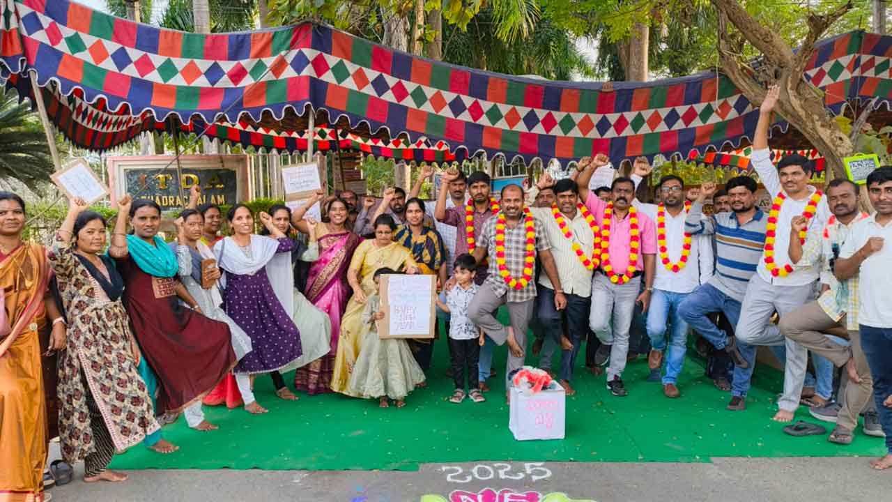 Bhadrachalam | భద్రాచలం ఐటీడీఏ ఎదుట ఒంటికాలిపై నిలబడి సీఆర్టీల నిరసన