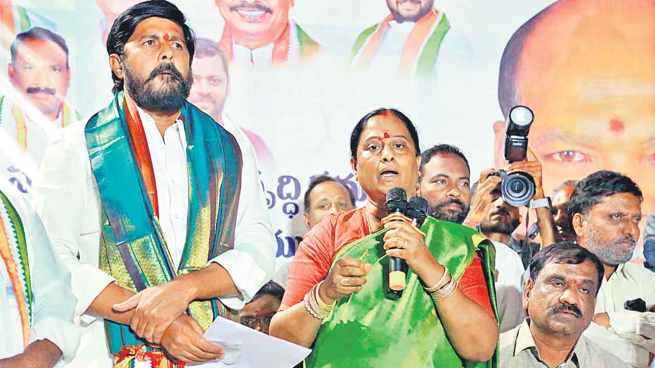 కొండా సురేఖకు రైతుల నిరసన సెగ