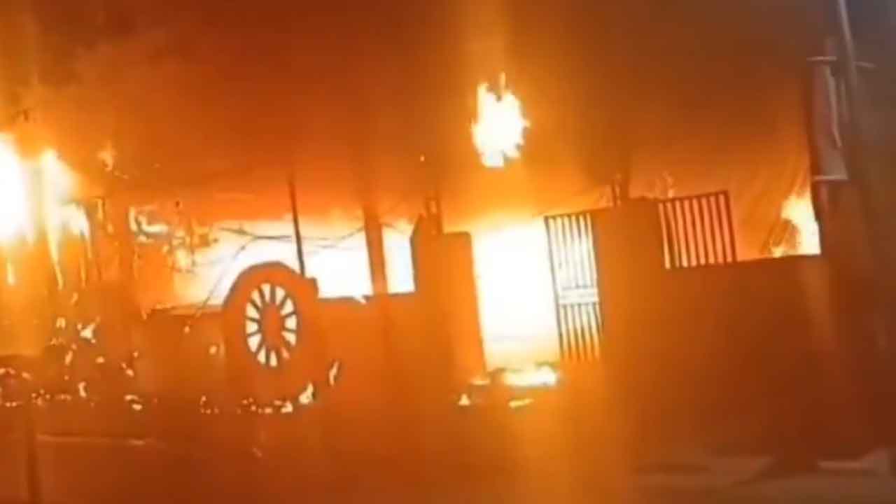 Hyderabad | కేపీహెచ్‌బీలో ఘోర అగ్నిప్రమాదం.. టిఫిన్ సెంటర్‌లో చెలరేగిన మంటలు : వీడియో