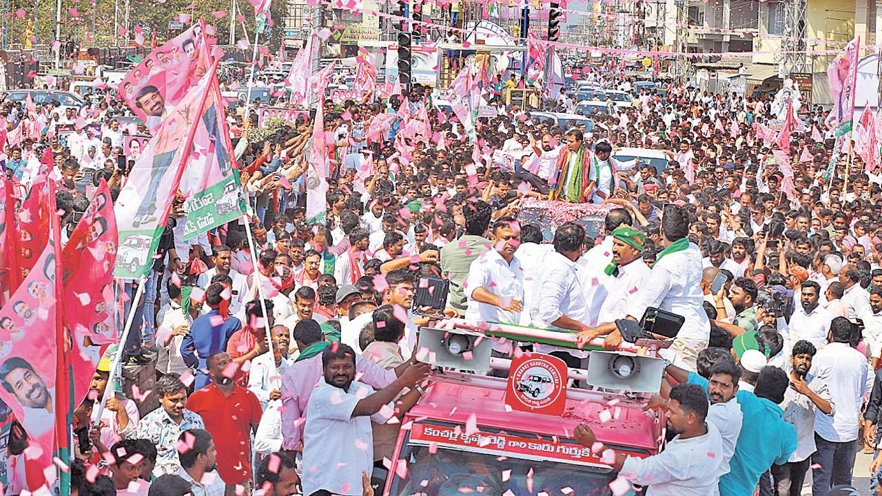 KTR | కేటీఆర్‌ రాకతో నల్లగొండ గులాబీమయం.. 3 గంటలు కిక్కిరిసిన క్లాక్‌టవర్‌ సెంటర్‌