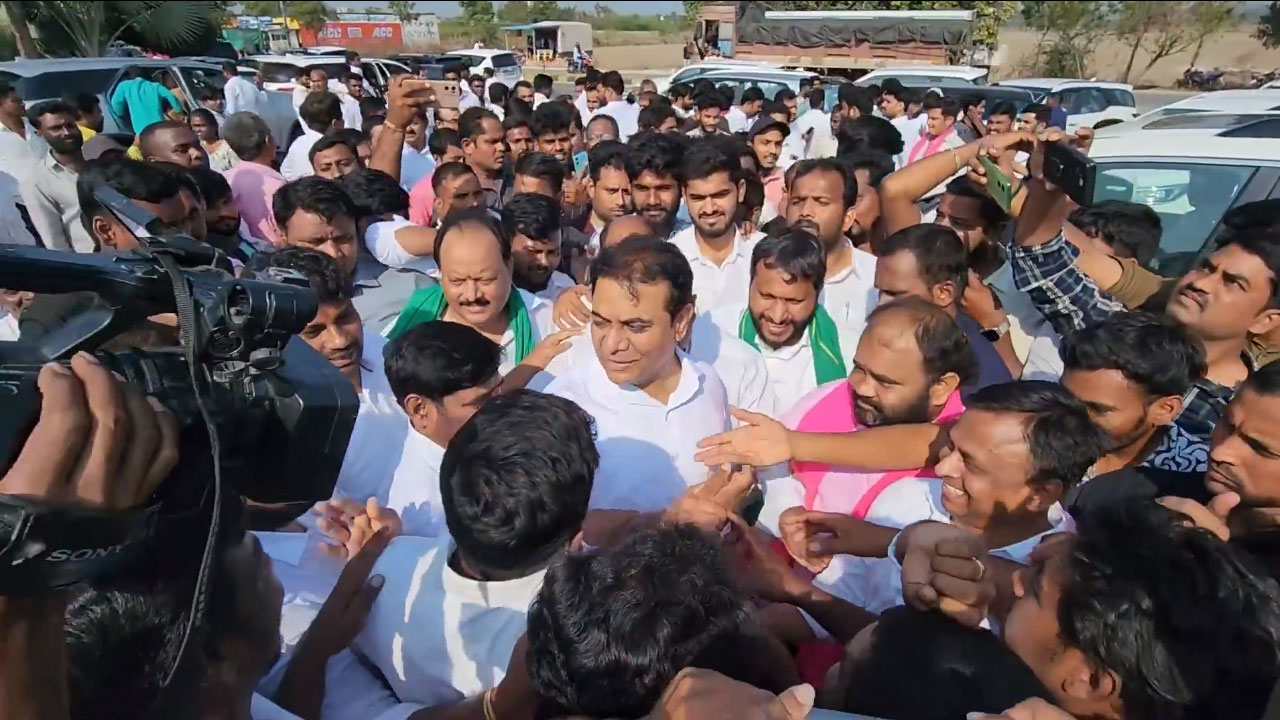 KTR | ఎంజీయూ విద్యార్థుల స‌మ‌స్య‌ల‌ను అడిగి తెలుసుకున్న కేటీఆర్