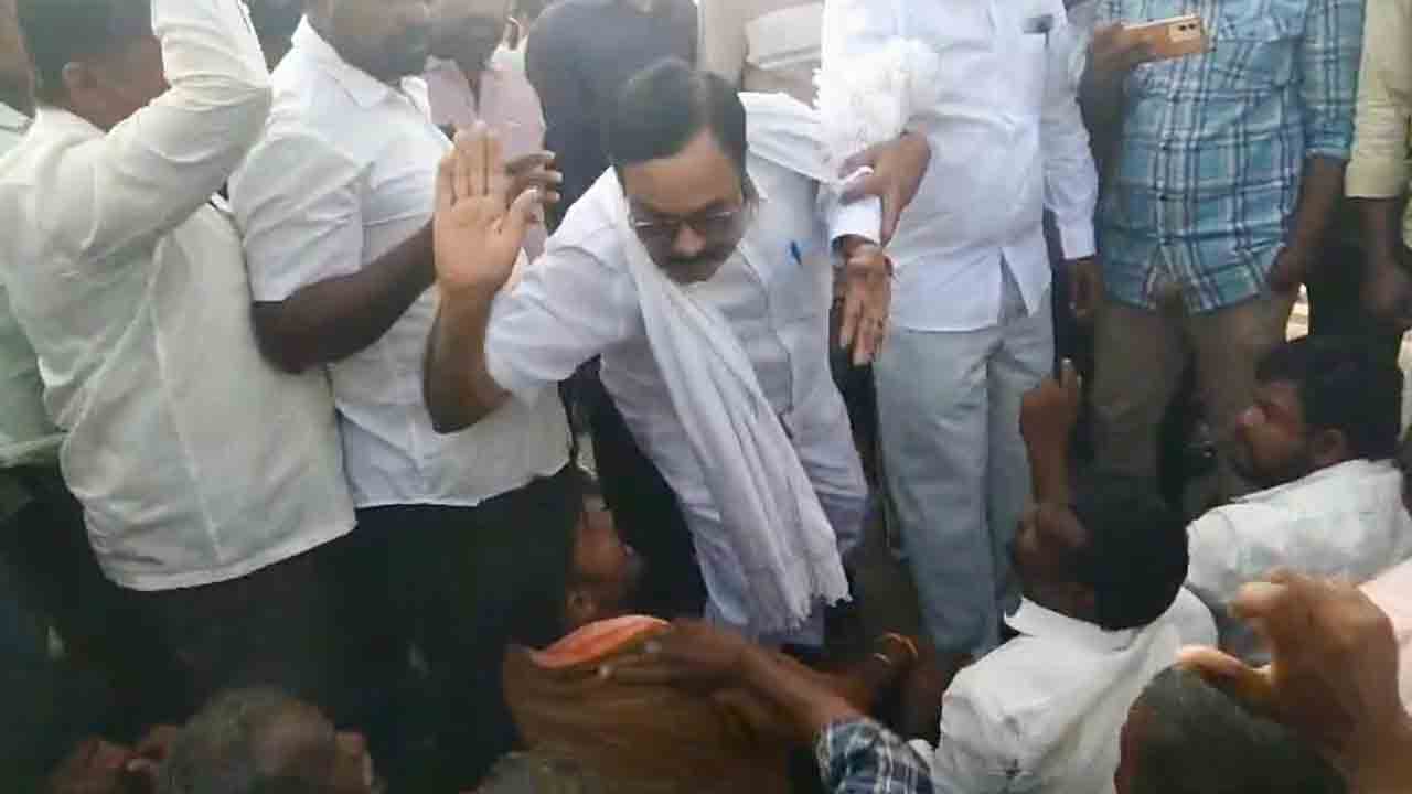 KVN Reddy | రైతు భరోసా ఎక్కడ అంటూ నిలదీసిన రైతులు.. కొట్టడానికి చెయ్యెత్తిన కాంగ్రెస్ నేత