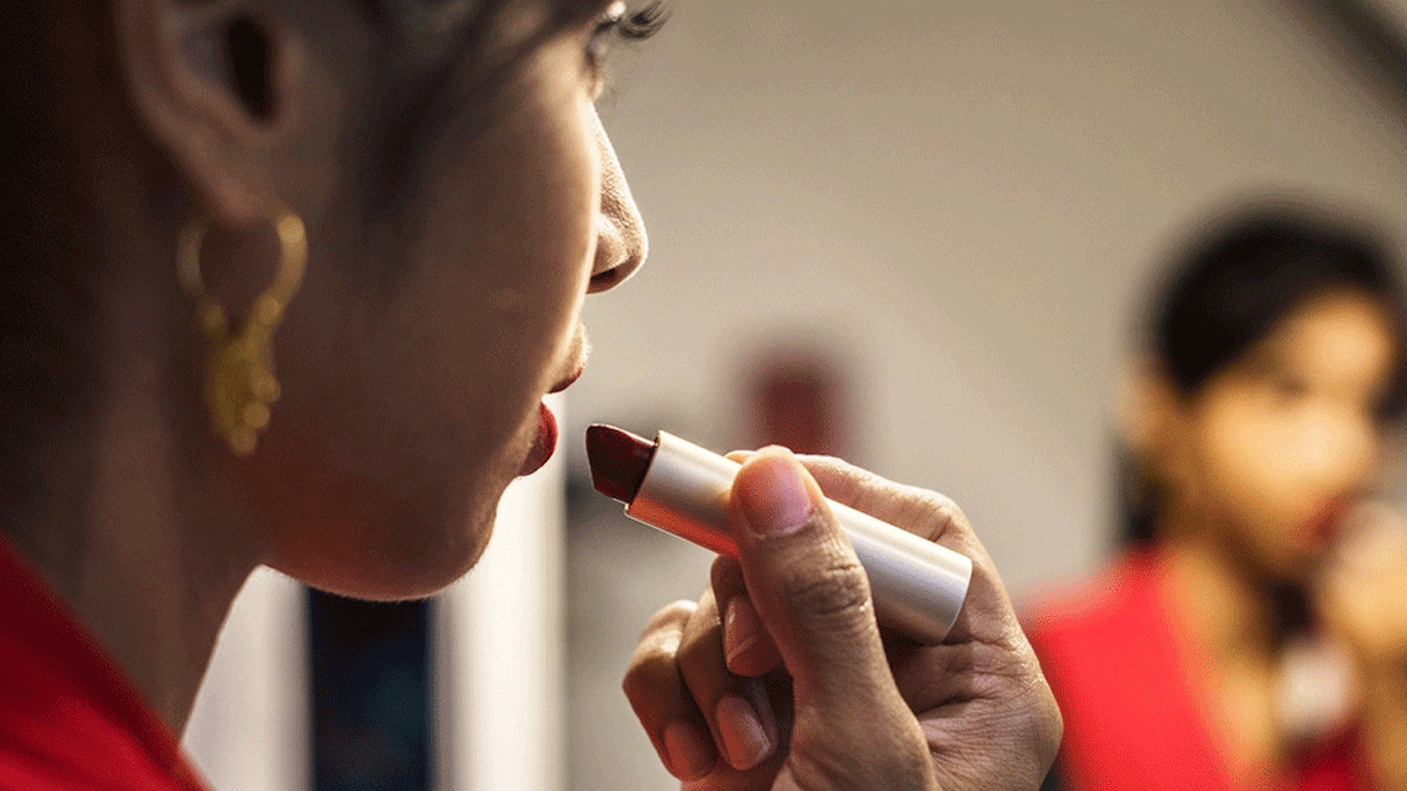 Cosmetic Products: లిప్‌స్టిక్‌లు, ఫేస్ క్రీమ్‌ల‌తో జాగ్ర‌త్త‌.. వార్నింగ్ ఇచ్చిన ఆరోగ్య‌శాఖ మంత్రి