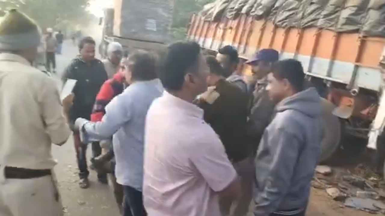 Karimnagar | అదుపుతప్పి చెట్టుకు ఢీకొట్టిన లారీ.. ఒకరు మృతి