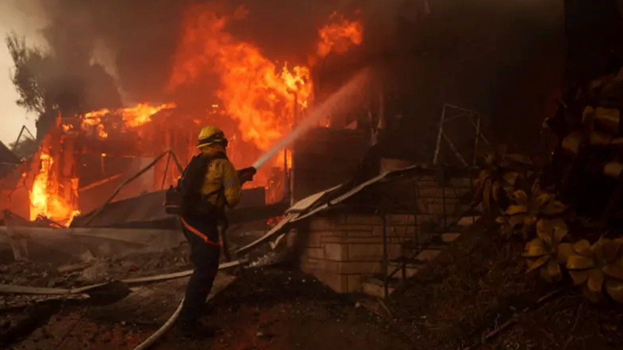 Los Angeles Wildfires: లాస్ ఏంజిల్స్‌లో కార్చిచ్చు.. త‌గ‌ల‌బ‌డుతున్న ఇండ్లు, కార్లు.. హాలీవుడ్ న‌టుల‌తో స‌హా 30 వేల మంది త‌ర‌లింపు