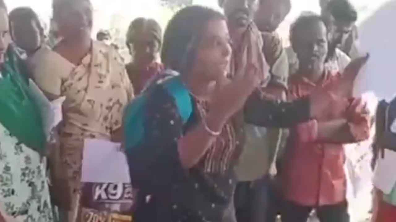 Mahabubabad | ఇందిరమ్మ పథకం, ఈ పథకం, ఆ పథకం, బొంగు భోషాణం.. అధికారులపై మహిళ ఫైర్‌