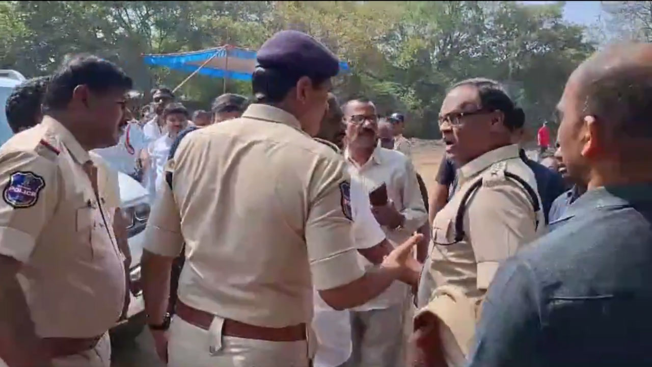 TG Police | రేవంత్ రెడ్డి రాజ్యంలో పోలీసులకే రక్షణ కరువు.. ట్రాఫిక్ ఏసీపీపై నోరు పారేసుకున్న కాంగ్రెస్ ఎమ్మెల్యే మక్కన్ సింగ్.. Video