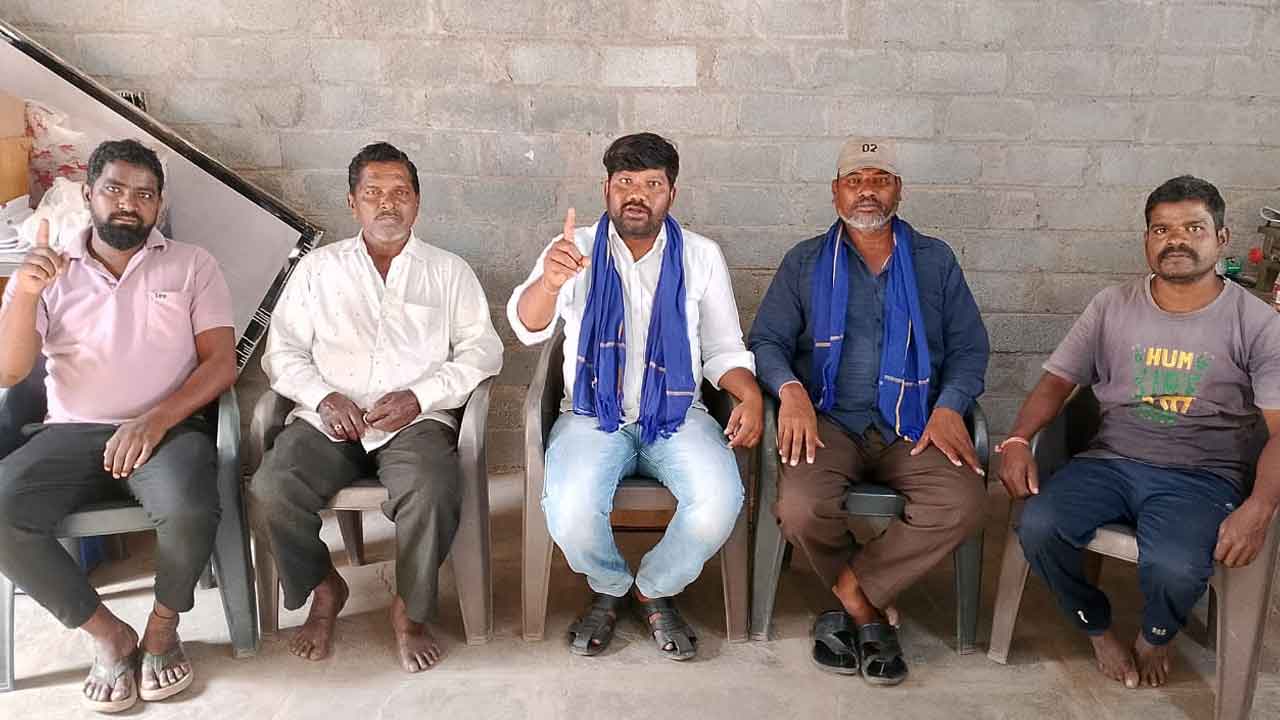 Dalitha Tahsildar | మాట వినకపోతే సస్పెండ్ చేయిస్తాం.. దళిత తహసీల్దార్కు కాంగ్రెస్ నాయకుల బెదిరింపులు