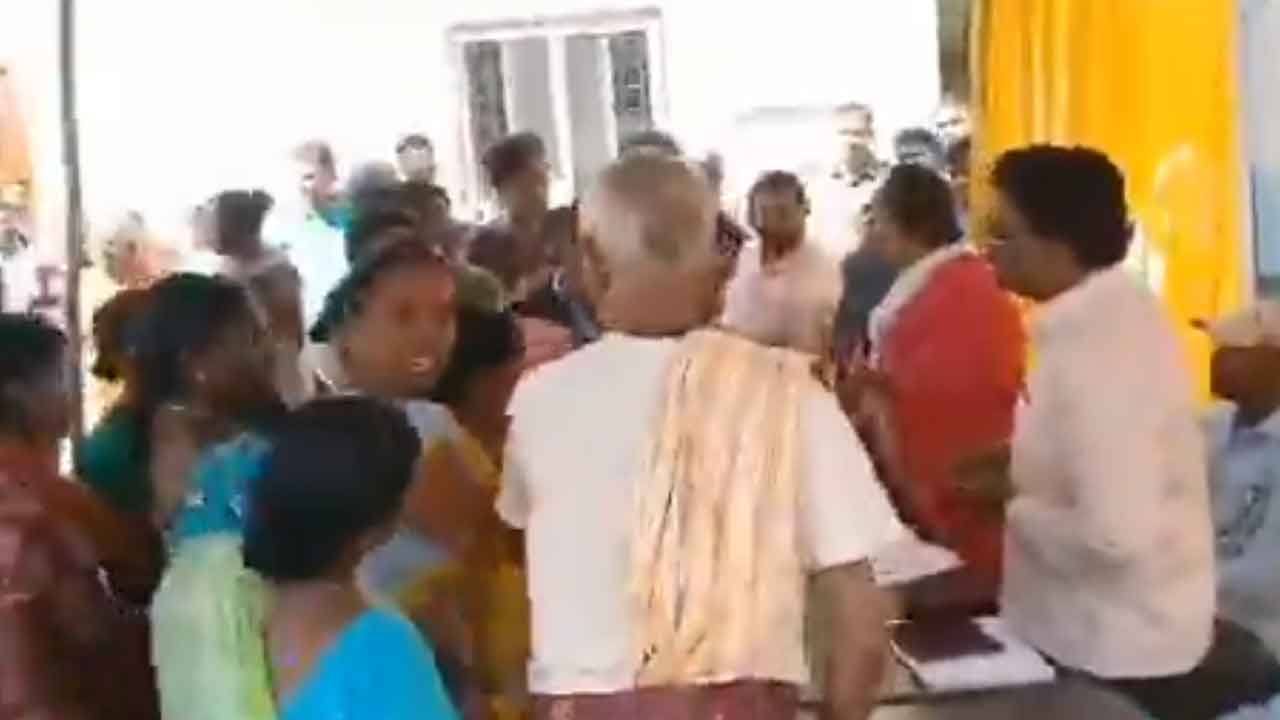 Sridhar Babu | మంత్రి శ్రీధర్ బాబు సొంతూర్లోనే అర్హులకు అన్యాయం.. అధికారులపై తిరగబడ్డ గ్రామస్తులు : వీడియో