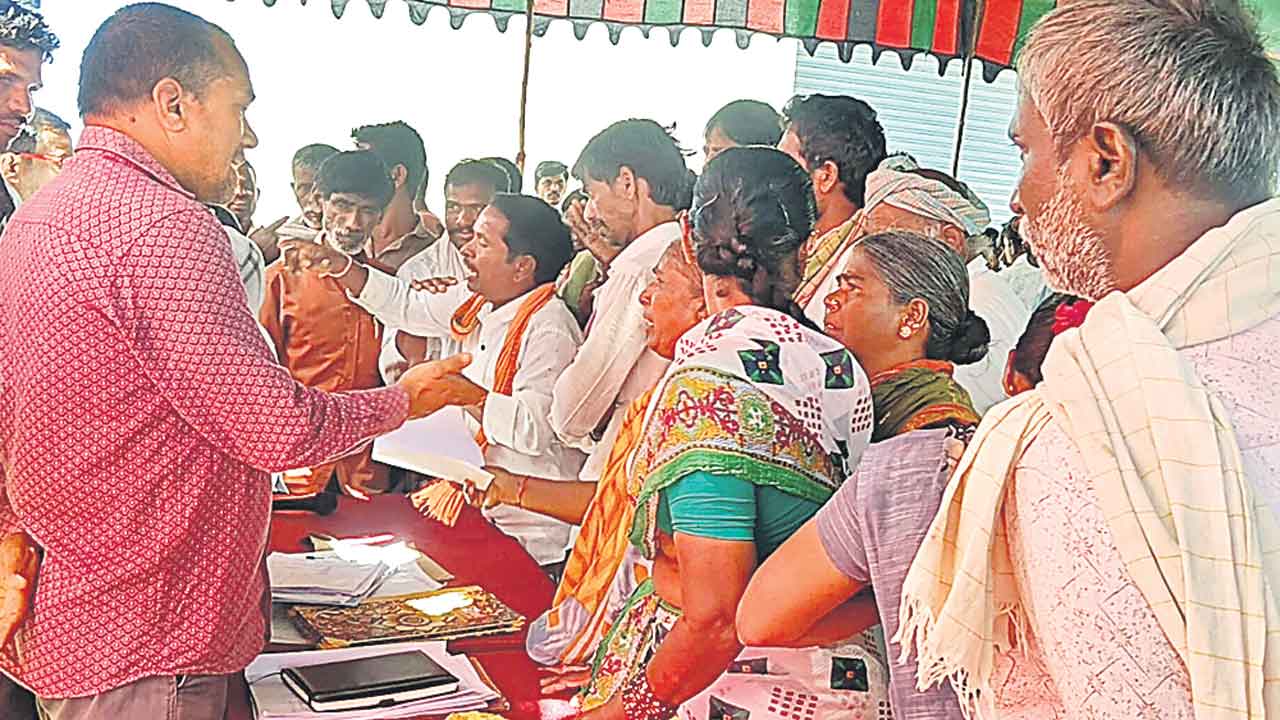 తిరగబడ్డ జనం.. గ్రామసభల్లో రచ్చరచ్చ