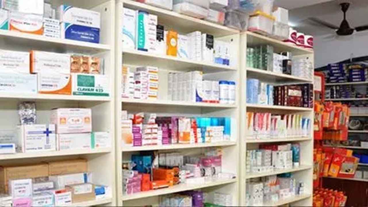 మెడికల్‌ షాపుల్లో తనిఖీలు