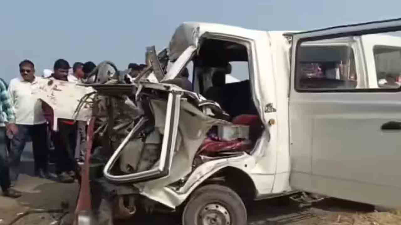 minivan rams into bus | ఆగి ఉన్న బస్సును ఢీకొట్టిన మినీ వ్యాన్‌.. 9 మంది మృతి
