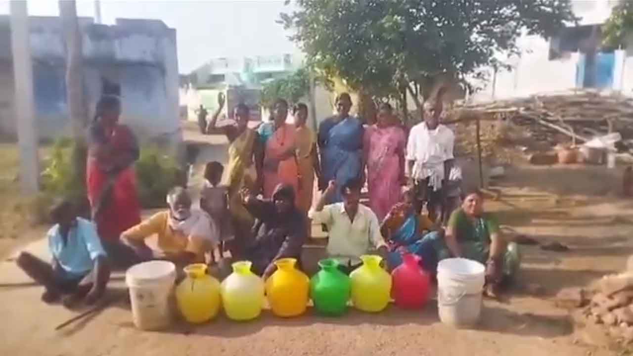 Nagarkurnool | తాగునీటి కోసం ఖాళీ బిందెలతో రోడ్డెక్కి మహిళల నిరసన : వీడియో